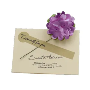 Tarjeta de felicitación vintage de papel kraft con flor seca morada regalo cumpleaños