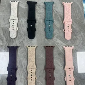 Cinturino in silicone compatibile con Apple Watch, motivo floreale inciso al laser, varianti.