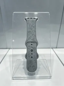 Vista dettagliata del cinturino in silicone con motivi di rose e farfalle incisi al laser.