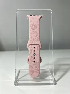 Cinturino per orologio in silicone rosa compatibile con smartwatch, con fiori e tarassaco incisi.