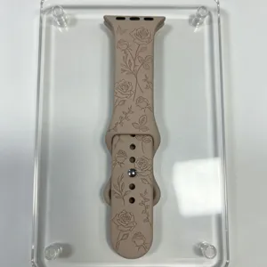 Cinturino di ricambio in morbido silicone con dettagliato motivo di rosa e farfalla.