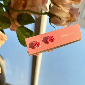 Boucles d'oreilles camélia dégradé rose, design floral exquis, style doux et frais détail.