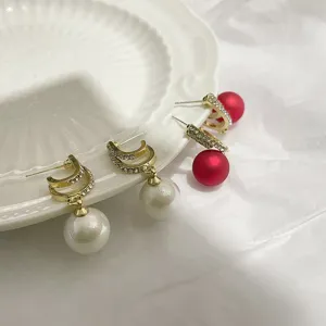 Elegante C-förmige Strass-Perlen-Ohrringe Detailansicht, stilvoller Goldschmuck Accessoire.