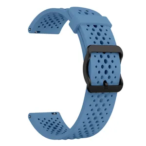 Detailansicht des blauen perforierten Silikon-Uhrarmbands mit Schnellverschluss und Schnalle.