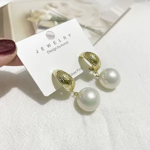 Koreanische C-förmige Metall Perlen Ohrringe mit Silber Nadel, elegante Schmuck Detail.