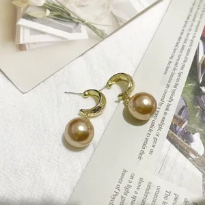 Elegante goldene C-Form Perlen Ohrringe mit glänzenden Anhängern für stilvolle Anlässe.