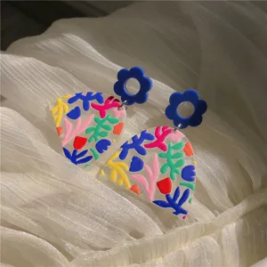 Nahaufnahme von bunten Acryl Ohrringen mit Matisse abstrakter Kunst und Blumenstecker.