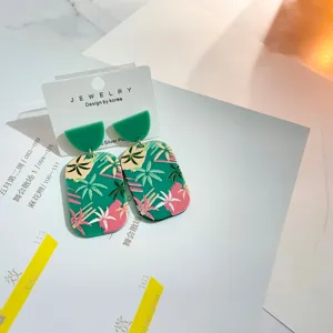 Nahaufnahme Detail der trendigen koreanischen geometrischen Acryl Ohrringe mit Print.