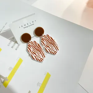 Detailansicht trendiger geometrischer Acryl-Ohrringe mit braunem Zebramuster und S925-Stift.