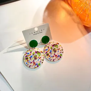 Acryl geometrische bunte Ohrringe mit grünen runden Steckern, Detailansicht Modeschmuck.