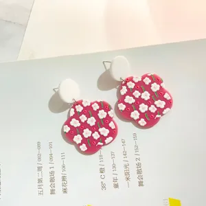 Acryl Blumen Ohrringe mit weißen runden Steckern und rosa blumigen Anhängern für Damen.