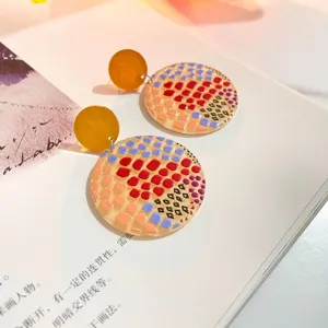 Trendige geometrische Acryl Ohrringe mit buntem Mosaikmuster und schickem Design fuer Damen.