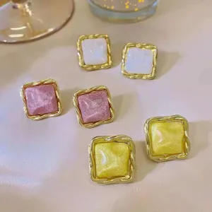 Quadratische Ohrringe mit goldenem Twist-Rand und bunten Steinen, schöner Schmuck.