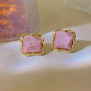 Zarte Retro-Ohrringe mit rosa quadratischem Stein und schicker goldener Kanten-Detail.