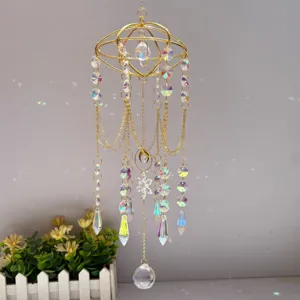 Détail attrape-soleil flocon cristal, décoration cadre doré suspendu pour fenêtre.