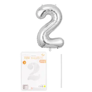 Détail de ballon en aluminium chiffre 2 argenté avec carte d'emballage et paille de fête.