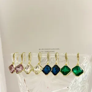 Detailansicht luxuriöser quadratischer Edelstein-Hängeohrringe mit funkelnden Kristallhaken.