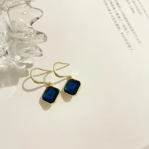 Koreanische quadratische dunkelblaue Edelstein Ohrhaken, minimalistischer Damenschmuck chic.