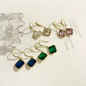 Elegante quadratische Kristall-Ohrhänger mit goldenen Haken für Damen, glänzender Schmuck.