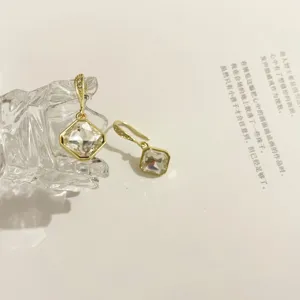 Koreanischer Luxus-Ohrhaken Detail, minimalistisches goldenes Metall-Design mit funkelnden.