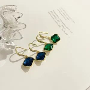 Elegante quadratische Kristall-Ohrhänger mit funkelnden Steinen im Retro-Minimalismus.