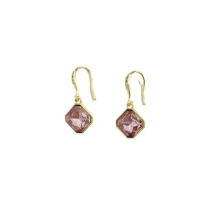 Nahaufnahme eleganter quadratischer rosa Kristallohrringe mit funkelnden Mikro-Pavé-Details.