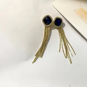 Boucles d'oreilles longues géométriques en diamant losange, design cristal bleu élégant.