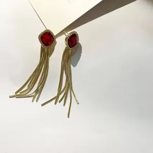 Boucles d'oreilles longues à pampilles dorées avec cristal rouge et strass mode femmes.