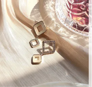 Vue détaillée de élégantes boucles d'oreilles pendantes carrées géométriques strass femme.