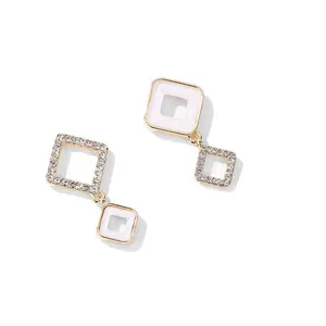 Chics boucles d'oreilles carrées doubles avec strass scintillants et émail blanc.