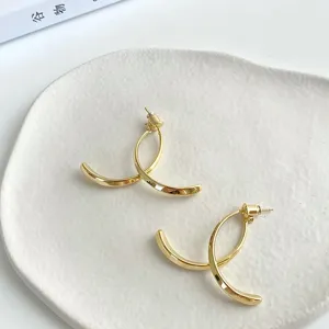 Gold-plated S925 silver needle curved C-shape hoop earrings for women, minimalist fashion style.
