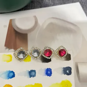 Boucles d'oreilles clous en zircon carré avec halo de cristaux, bijoux élégants pour femmes.