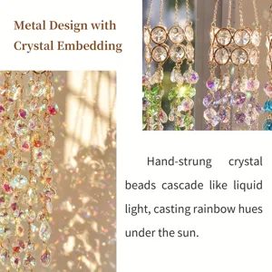 Nahaufnahme Detail von Kaskadierenden Kristallperlen und Metall Design mit Regenbogenlicht.