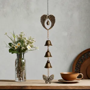 Antikes bronzenes Windspiel mit Engelsfluegeln und Schmetterling, Vintage Metalldekor.