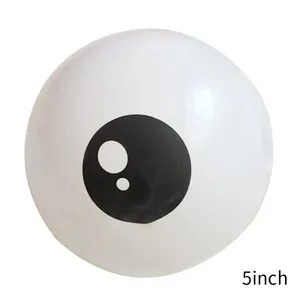 Detail de vue du ballon en latex blanc de 5 pouces avec design d'oeil effrayant.