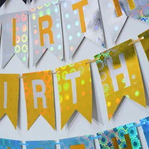 Gros plan détail de la bannière d'anniversaire holographique en feuille avec lettres brillantes.