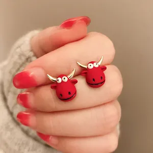 Orecchini a lobo toro rosso carino per donna, corna d'oro gioiello animale cartone chic.