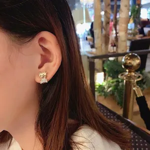 Orecchini a lobo toro dorati carini per donne, gioielli delicati con strass brillanti e di tendenza.