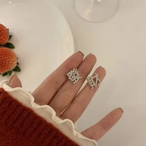 Prachtige strass Facai karakter asymmetrische oorknopjes voor stijlvolle vrouwen.