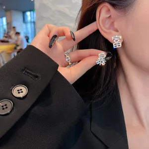 Prachtige strass-rijke teken asymmetrische oorbellen, modieuze trend sieraden voor moderne vrouwen.