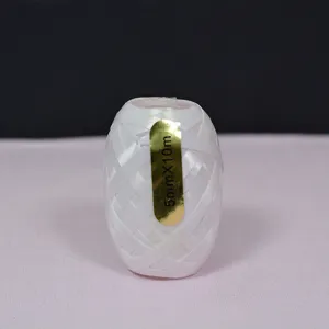Détail du ruban de ballon blanc en rouleau, 5 mm par 10 m pour la décoration de fête.
