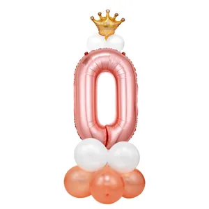 Vue détaillée de l'ensemble de colonne de ballon chiffre zéro couronne pour fête d'anniversaire.