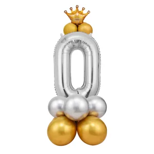 Vue détaillée du kit de ballon en aluminium chiffre 0 avec couronne et base pour anniversaire