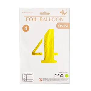 Vue détaillée de la carte d'emballage du ballon en feuille d'or numéro 4 de 40 pouces avec options.