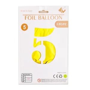 Vue détaillée du ballon en aluminium chiffre 5 doré de 40 pouces dans un emballage carton.