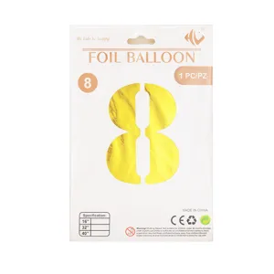 Vue détaillée du ballon en aluminium chiffre doré 40 pouces dans un emballage individuel.