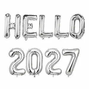 Set de ballons en aluminium argentes HELLO 2027 pour decoration de fete du Nouvel An.