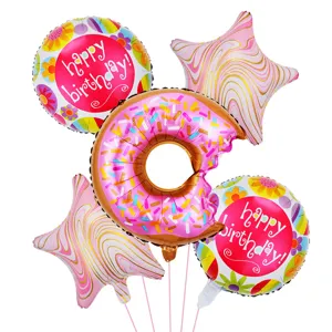 Detailaufnahme von fünf Folienballons mit Donut und Stern für Geburtstagsfeiern.