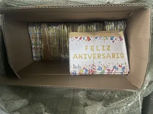 Vue détaillée de l'emballage du kit de ballons d'anniversaire espagnol en boîte stock.
