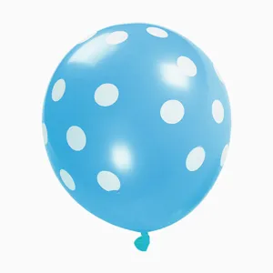 Ballon en latex à pois bleus en gros plan, montrant le motif clair de pois blancs.